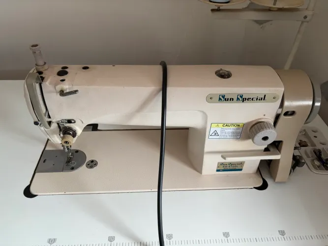 Máquina Industrial de Costura Reta