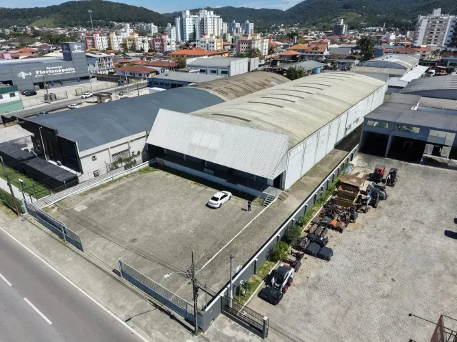 Galpão/Depósito/Armazém de 1750m em frente da BR 101 em Biguaçu