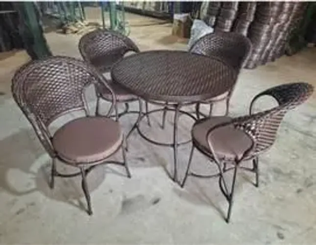 Jogo de mesa com 4 cadeiras