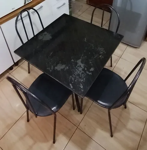 Mesa de mármore 4 cadeiras seminova