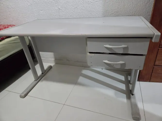 Mesa de escritório com 2 gavetas