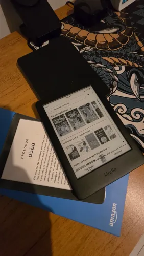 Kindle 10° geração, acompanha caixa com valor de carregamento manual e capinha