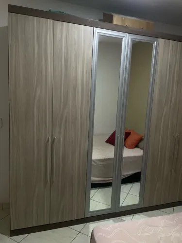 Guarda-roupa de casal com espelho
