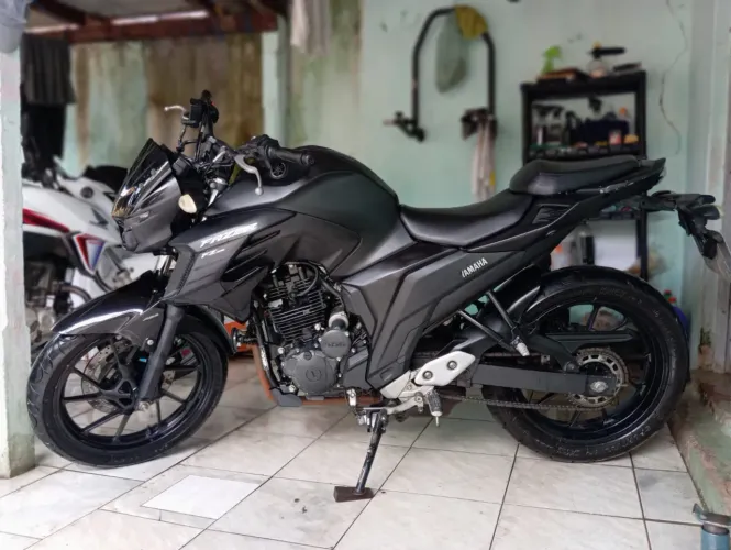 Vendo fazer 250cc estado de nova ! Feita ás revisões recentemente.