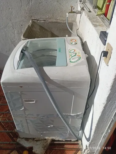 Vende-se uma máquina de lavar de 8 kg.