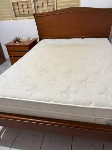 Cama Casal de Madeira Maciça com Colchão - Conjunto