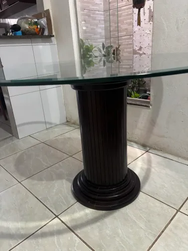 Mesa de madeira e vidro