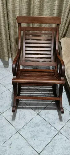 Cadeira de balanço confortável de madeira rústica 