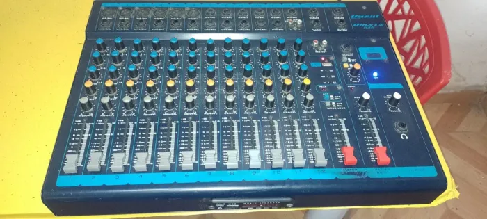 Mesa com 12 canais com bluetooth,USB marca Oneal mais crossover staner 4 vias