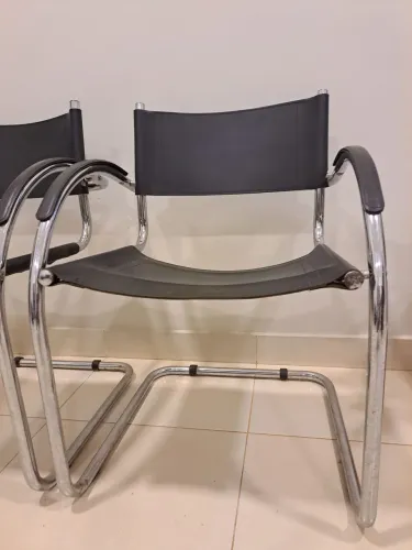 Cadeira Cantilever ícone do design moderno( 1920), com estrutura tubular.
