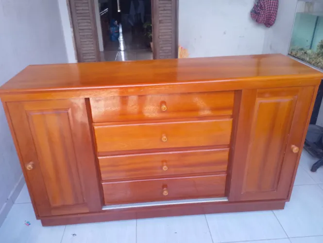 Cômoda de madeira Tatajuba nova com porta de corre quatro gavetas de 1.65 x50 x97
