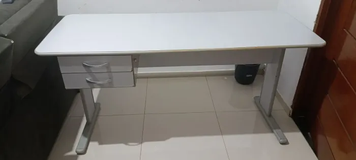 Mesa de escritório e cadeira