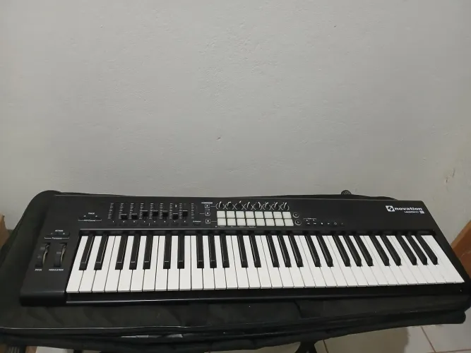 Teclado novation launchkey 61