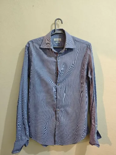 Camisa social Zara listrada azul e branco tamanho P pouco usada.
