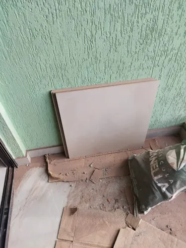 4 peças de porcelanato 60x60, em tom claro/bege, sobra de obra