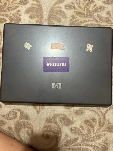 Notebook HP com defeito, ligando mas muito lento. Ideal para peças ou conserto.