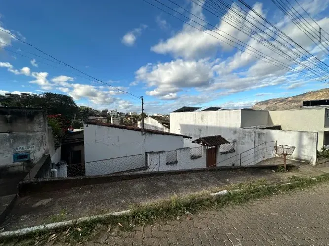 Casa no Bairro Altinópolis - A 5 MIN DO CENTRO!!!! Área de 240m².