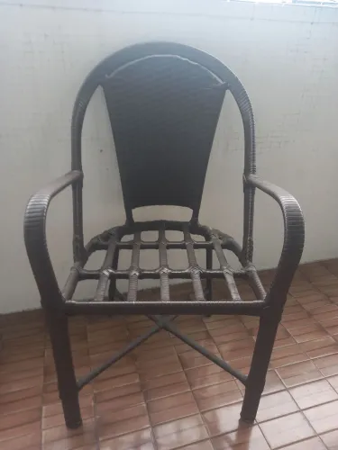 Cadeira para área externa,  feita em alumínio e fibra sintética na cor marrom escura.