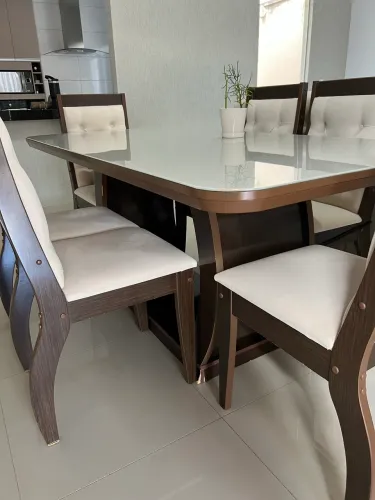 Mesa de jantar usada pouco tempo de uso