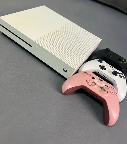 Xbox One S 1TB + 3 Controles (nunca aberto, excelente estado de conservação)
