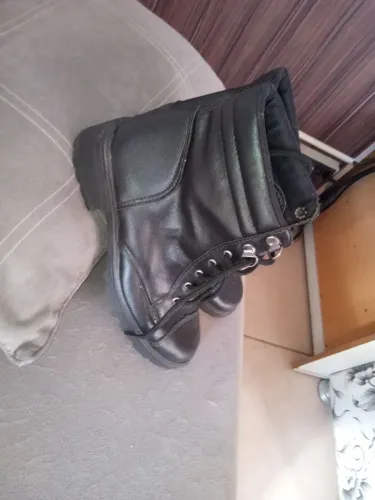 Bota feminina pouco uso.