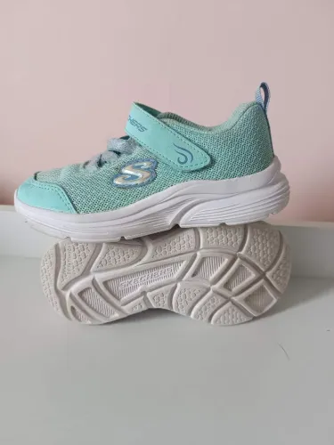 Tênis infantil Skechers Tamanho 24