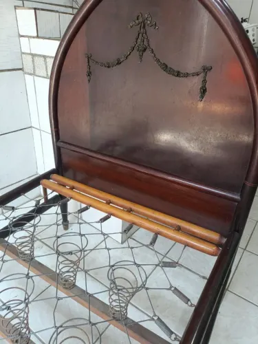 Cama de madeira maciça