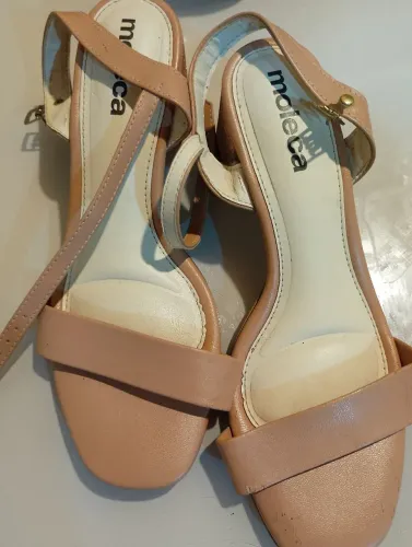 Estou vendendo 4 pares de sapato uma bota e duas sandálias
