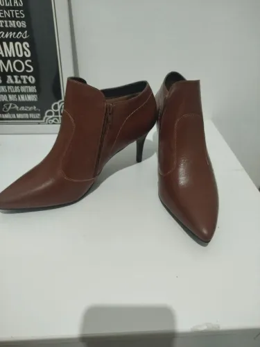 Bota feminina em couro 