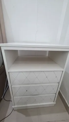 Criado mudo acabamento branco, detalhes em losango com pedrinha. 3 gavetas funcionando.s