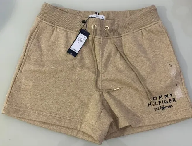 Bermuda moletom feminina tommy hilfiger, tamanho P, cor palha.