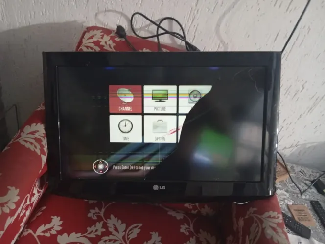Tv/Monitor LG 26LH20R com a tela trincada.