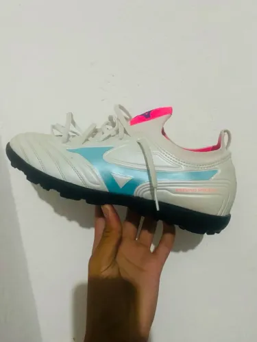 Chuteira Mizuno Regente Branca com Detalhes em Laranja