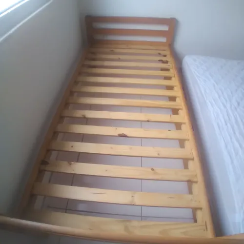 Cama solteiro de madeira