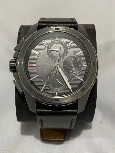 Vendo relógio tommy em perfeito estado