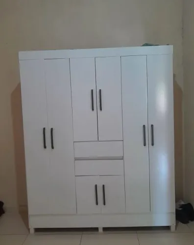 Guarda roupa 8 portas 2 gavetas semi novo