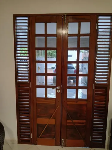Porta de madeira maciça. Jatoba, medida.214 altura x 148 largura