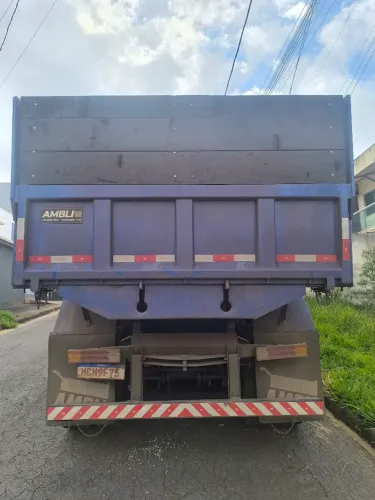 Caminhão caçamba