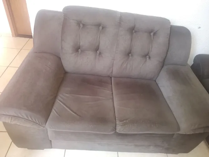 Título: Conjunto de sofá 2 e 3 lugares marrom