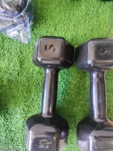 Halter 5kg sextavado emborrachado na cor preta
