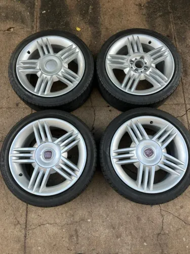 Jogo de rodas originais Fiat Stilo aro 16 com pneus Pirelli 195/45
