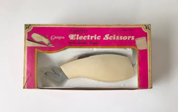 : Tesoura Elétrica Vintage, Cameo, 2 Velocidades, com Luz, na caixa, fabricada no Japão