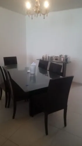 Mesa de vidro com seis lugares 