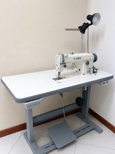 Máquina de Costura Industrial Reta LUKI Completa com Mesa e Motor