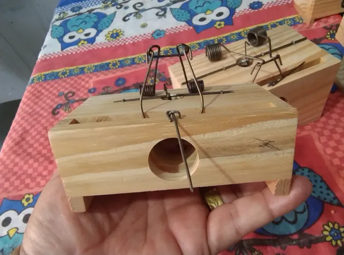 Vendo Ratoeira de madeira e Metal com 1 armadilha para controle de Ratos pequenos .