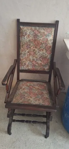 Cadeira  Antiga de balanço em bom estado. 