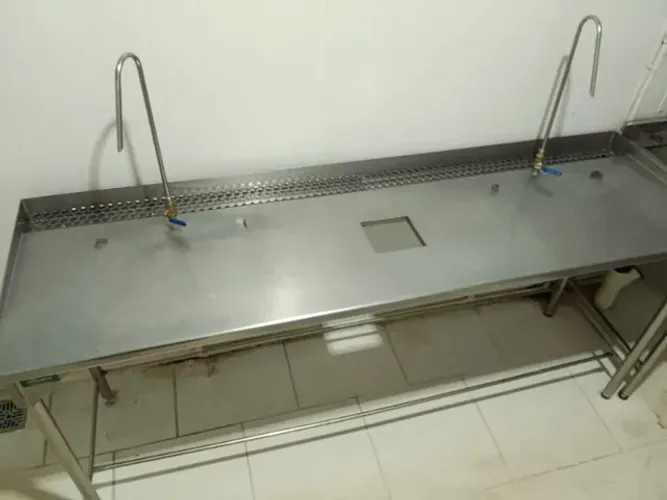 Mesa inox 304 com 2 torneiras e ralo linear - 2 mt comprimento
