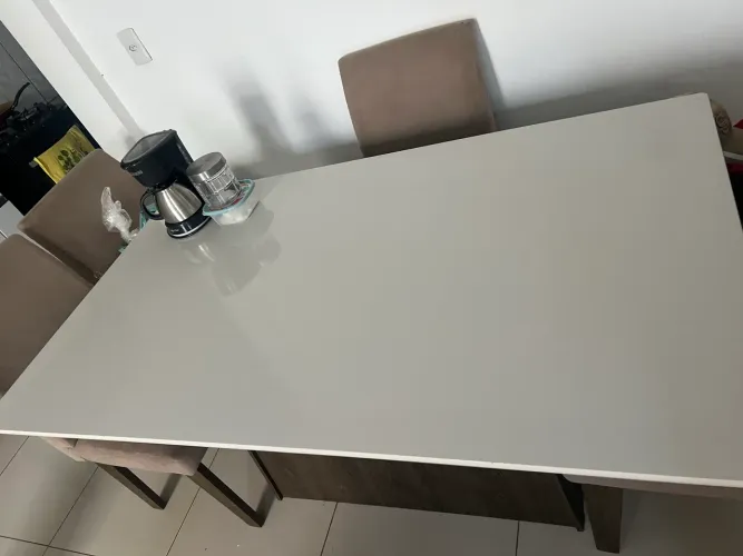 Mesa grande com 4 cadeiras