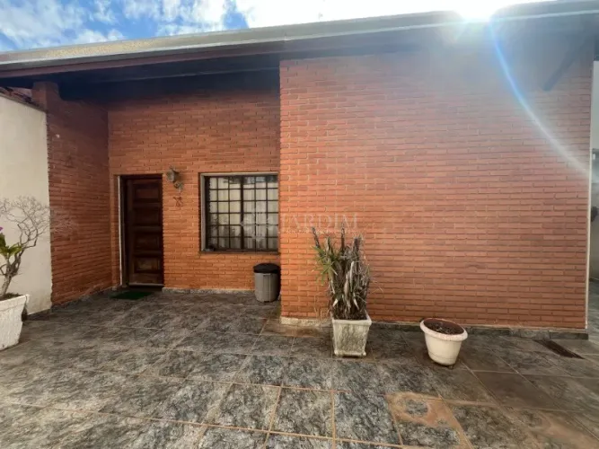 CASA TERREA C/ EDICULA | CASTELINHO