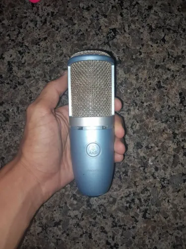 MICROFONE AKG PETCEPTION 220. super consertava com apenas marca de uso e 1 ano de uso. 